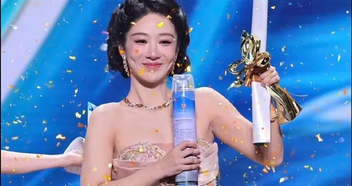 杨紫白玉兰获奖仅一晚，离谱一幕出现，靳东的话终于有人信了！