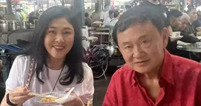 58岁英拉真胖不少！和哥哥吃路边摊没架子，一身休闲装像时尚博主