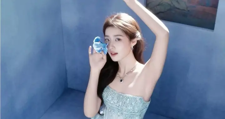 卢昱晓蓝裙造型：甜系少女的冰雪氛围感