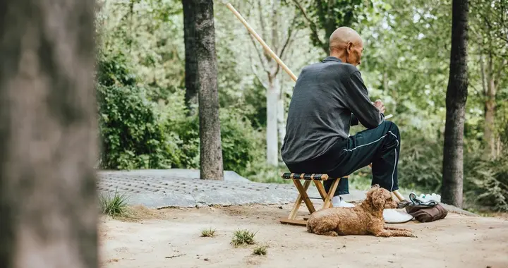 87岁老父独自守家，我退休三年寝食难安：有孝心，却使不上劲儿