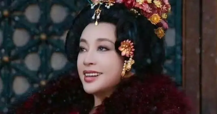 75岁刘晓庆再演少女