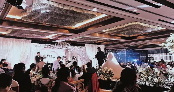 继子结婚，继父给30万首付，亲爹参加婚礼只出2千随礼，亲妈怒了