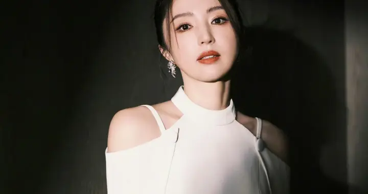 董璇挂颈纯白连衣裙，高雅又迷人