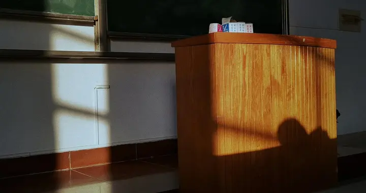 高校办公室里的塑料同事情：表面客气，背后较劲，你中招了吗