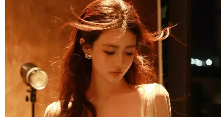 徐璐流光裙韵致天成 卷发勾勒江南柔媚