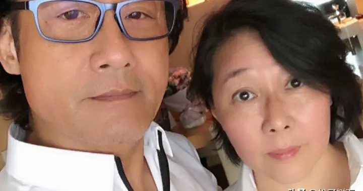 晚年终落魄？梁家辉夫妇近况曝光，女方衣衫太透，影帝佝偻显沧桑