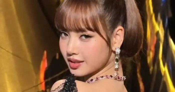 LISA 惊喜现身美国宝格丽线下活动黑裙加复古盘发造型状态太绝了