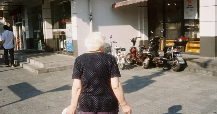 儿媳每月给一万生活费让我当家，2月后我拒绝：钱太少，不想倒贴