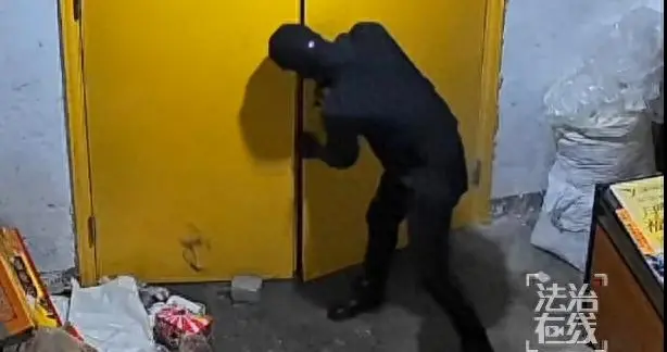 央视披露：湖南一商场百万黄金被盗，8个监控没拍到窃贼正脸，警方靠河面月...