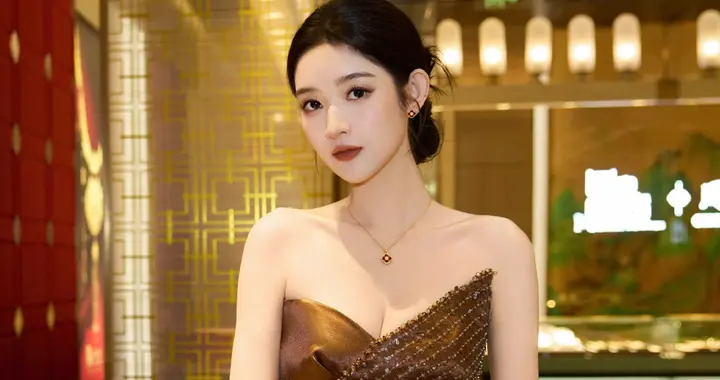 王玉雯三套造型封神！豪门千金到清冷御姐再到甜妹，风格切换绝了