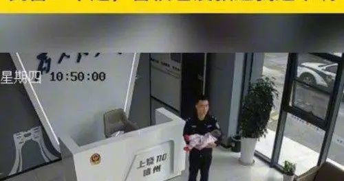 刚入职民警遇突发状况慌了神，宝妈甩娃就走，场面太逗了