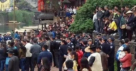 十年轮回，凤凰古城与爨底下村为何反复踏入“收费即管理”的陷阱？