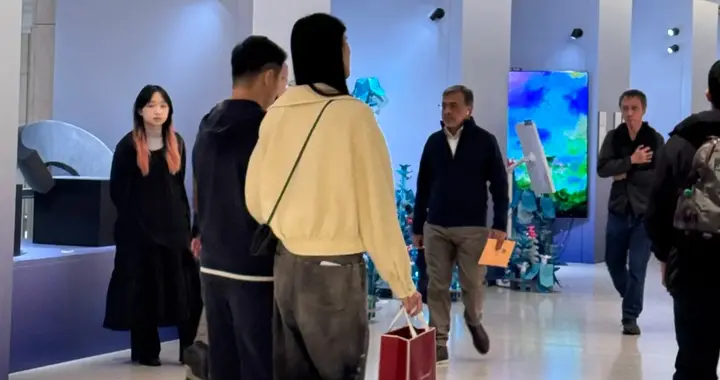 奚梦瑶何猷君手挽手一起逛商场，奚梦瑶漂亮友好，清纯美丽！