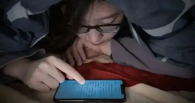医生发现：天天睡前玩手机的人，不用几个月，睡眠或有这5变化