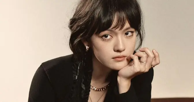 文淇封面大片绝了！一袭黑衣衬清颜，眉眼灵动恰似画中少女！