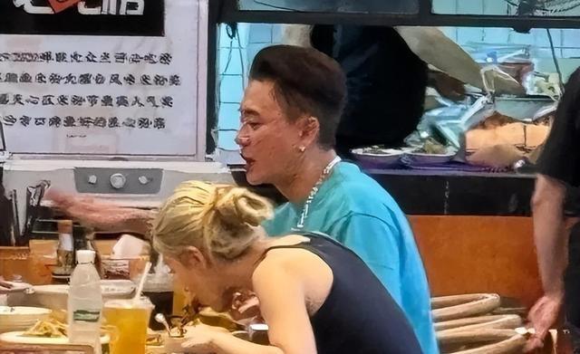 45岁黄宗泽新恋情意外曝光，女方是24岁TVB咪神，好身材好到让人忍不住流鼻血