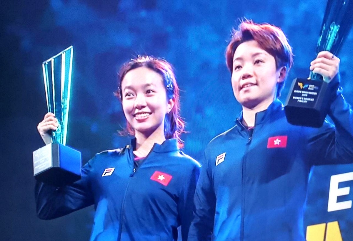 早田希娜和张本美和举起冠军奖杯时，台下连个鼓掌的人都凑不齐。  镜头扫...