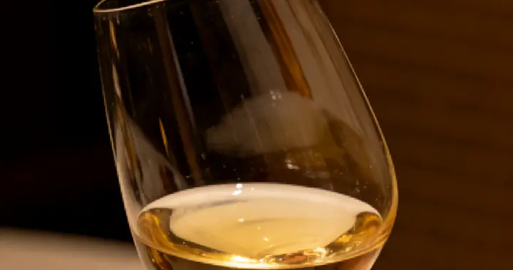 品酒师到底有多神？一口辨年份、闻香知产地，全靠这5招！