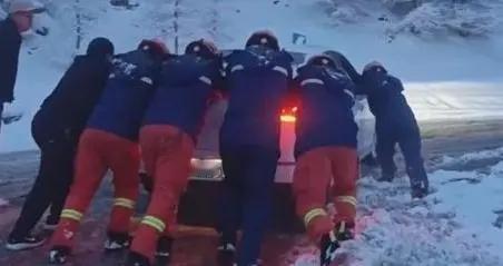 五台山五一突降暴雪，徒步者被困山野，多部门火速营救