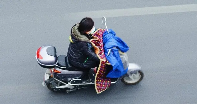 电动自行车安装挡风被！不但危险还违规，央媒发声，治理用硬手段