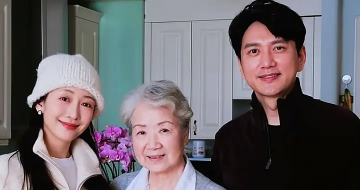 王鸥王仁君新年拜访曹翠芬，81岁没子女住北京，家里简朴挺温馨