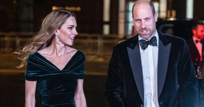 甜蜜镜头！威尔士夫妇最新亮相，穿情侣装热聊，威廉亲密搂着凯特