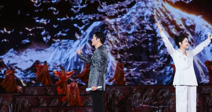 凤凰传奇深圳演唱会进行到第三天，歌手曾毅和玲花表达真实感受