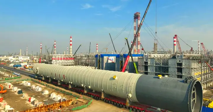 长140米，重2600吨的巨型设备上路运输，收费站都得拆掉