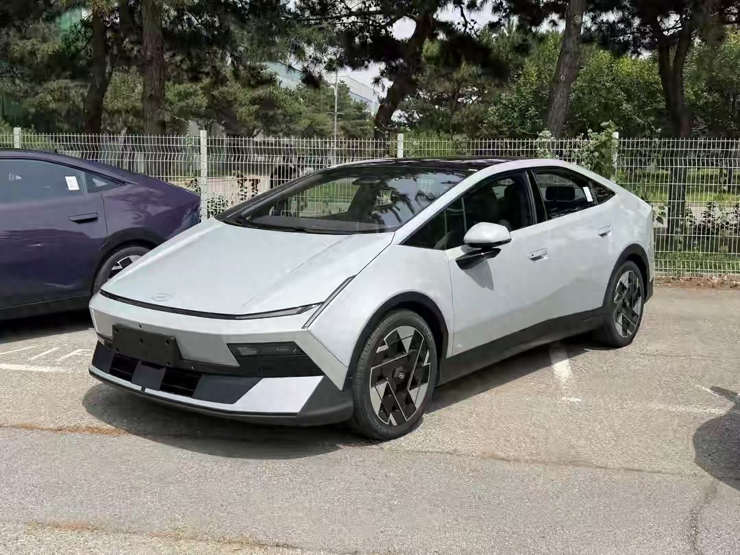 北京现代全新纯电轿车！艾尼氪V实拍，造型像概念车，搭800V平台