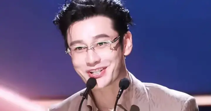 黄晓明挖到宝了！出品《白日提灯》开播即王炸，女主热巴美翻天