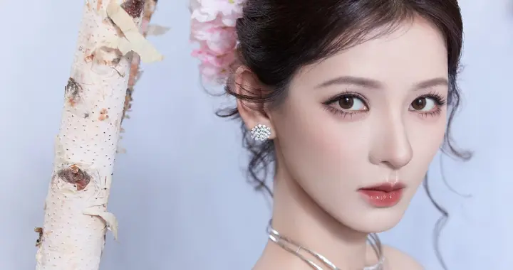 张予曦亮相嘉人时尚风格之夜 粉色礼裙尽显浪漫气质