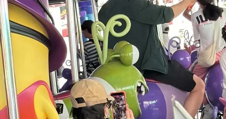 罗晋带娃玩旋转木马，唐嫣一旁录像，一家三口好温馨