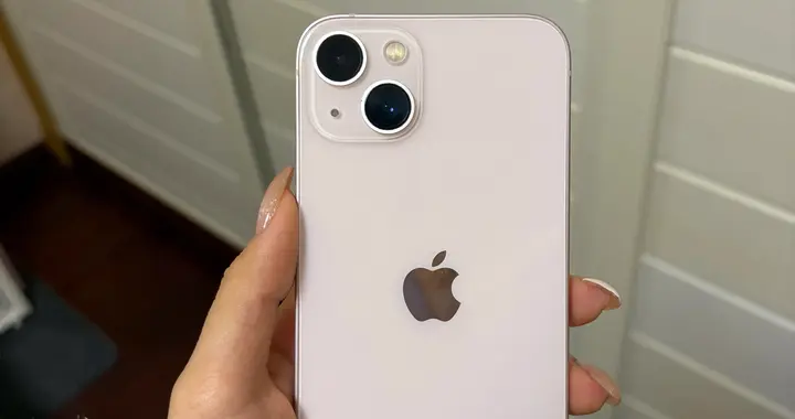 2026年还在买iPhone 13的人，算的不是参数账