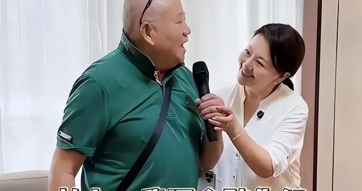 她是上海知名主持，弟弟是大导演，为照顾父母，如今全家住养老院