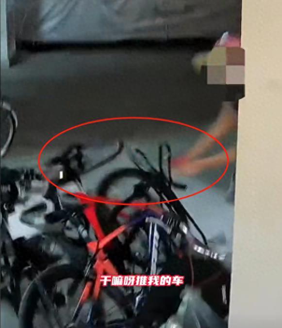女子为占公共车位，推倒自行车后续：车价值上万，车主回复不和解