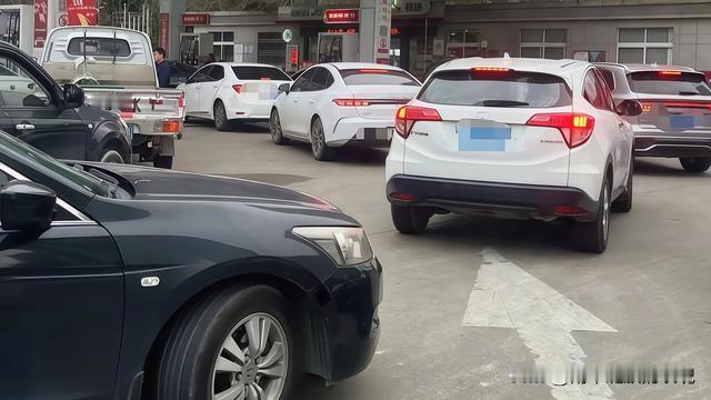 雨中绽放的玫瑰：连夜涨价杀疯！ 昨天加满