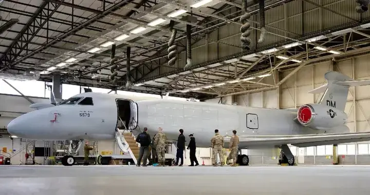 最强电子战机登场：2架EA-37B突降希腊，300公里外切断伊朗指挥？