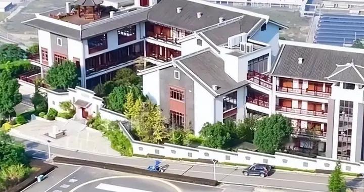 宁德时代老总建在老家山上的会所，俯瞰市区，有停机坪，气吞山河