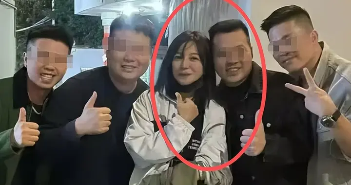 49岁赵薇被偶遇广东吃饭，老了也瘦了，待人很热情没架子