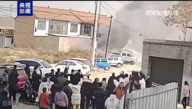 家长天塌了，熊孩子玩火5辆车烧成空壳，损失超20万，一年白干