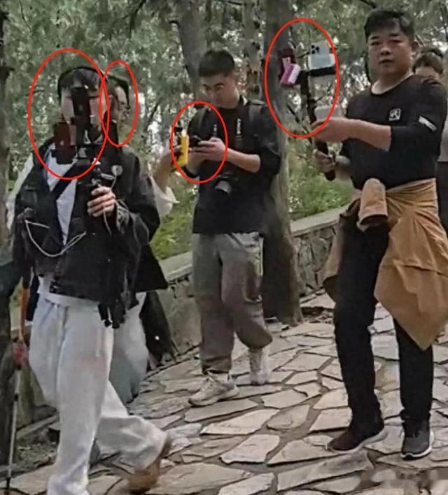 汪小菲带玥儿爬山祈福，却被四、五个摄像机怼脸拍，玥儿满脸抗拒