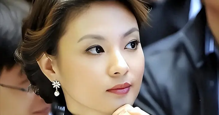 央视最惨女主持：男友被判死缓，丈夫惨死狱中，现在48岁依旧单身