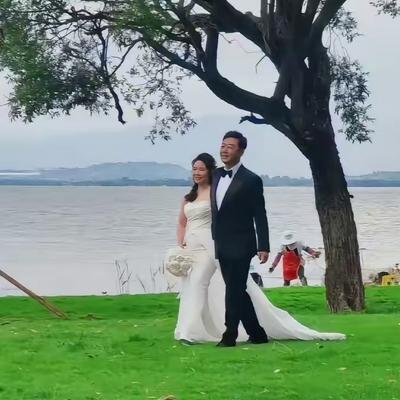 优优时尚穿搭：4月28日郭涛夫妇大理补办