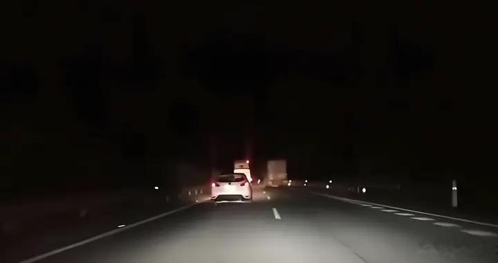 夜间跑高速，究竟打开远光灯还是近光灯？弄错很危险