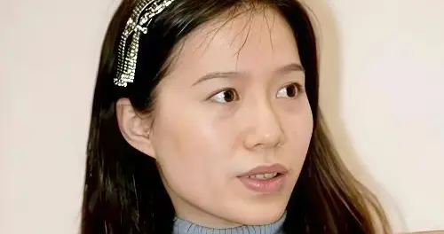 杨振宁走后1个月，翁帆搬离别墅，穿帆布鞋吃食堂，带走34箱东西