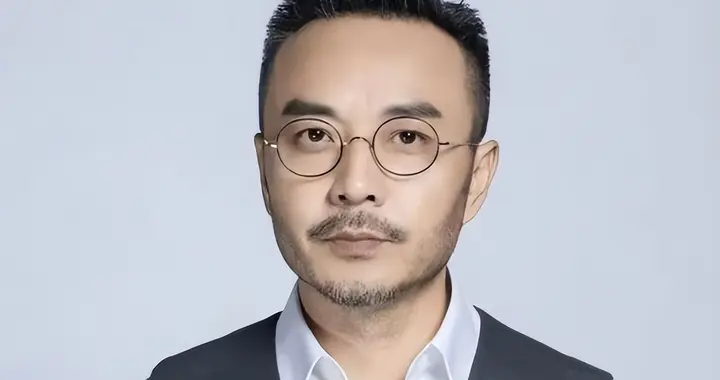 52岁汪涵现状：常年居住在长沙，穿人字拖嚼槟榔，大烟斗不离身