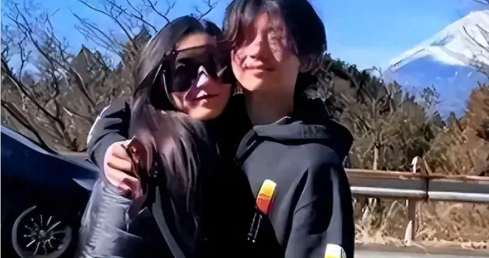 比谢霆锋还猛！张柏芝大儿子恋情疑曝光，46岁阿姨，辣妹都不放过