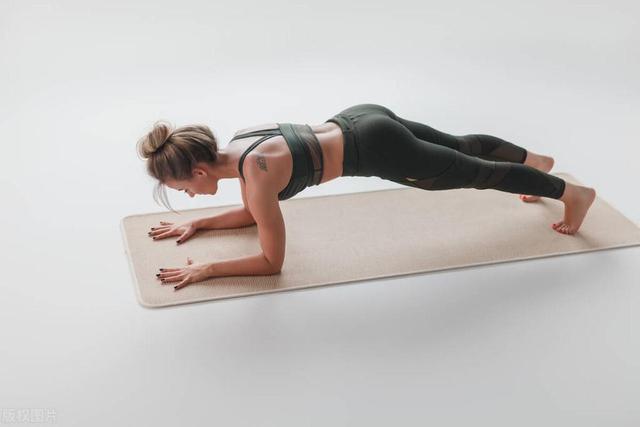 平板支撑坚持多久才算合格？怎么强化核心肌群，提升核心力量？