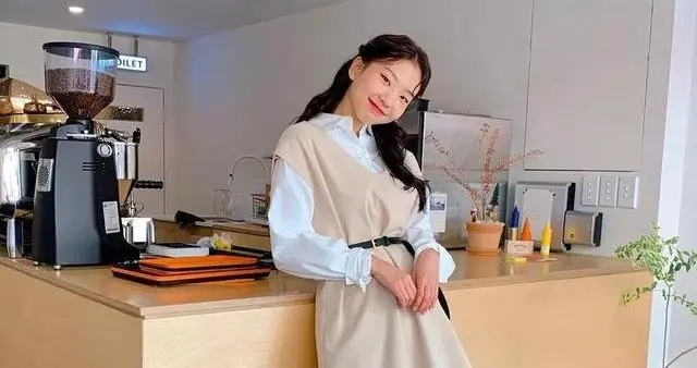 “小黑靴”过时了！今年春季靴子就买这3种颜色，洋气减龄还百搭