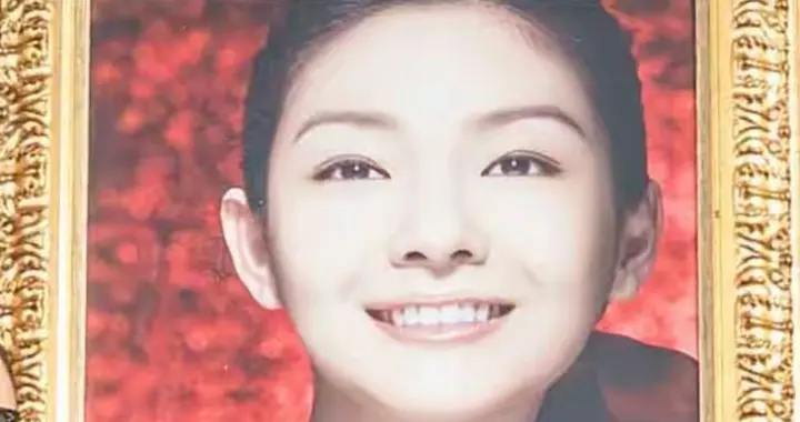 大S一周年悼念会遗照曝光，笑容灿烂，两个孩子却未出席